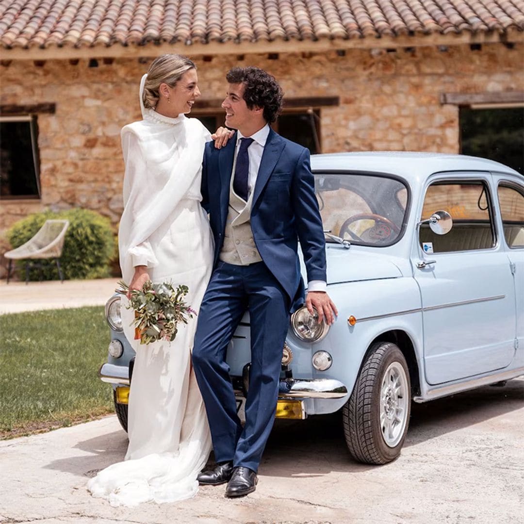 La boda de María en Sigüenza: un vestido desmontable, un coche clásico y ¡bailes bajo la lluvia!