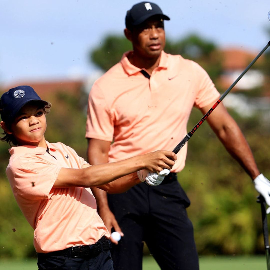 Tiger Woods vuelve a jugar al golf tras su grave accidente... ¡y lo hace con su hijo Charlie!