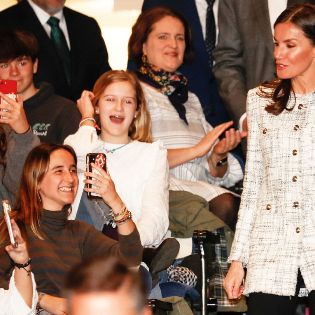 La reina Letizia recibida en Valladolid como una estrella en un auditorio plagado de jóvenes