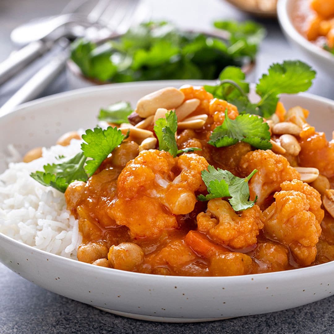 Curry de coliflor y garbanzos con arroz