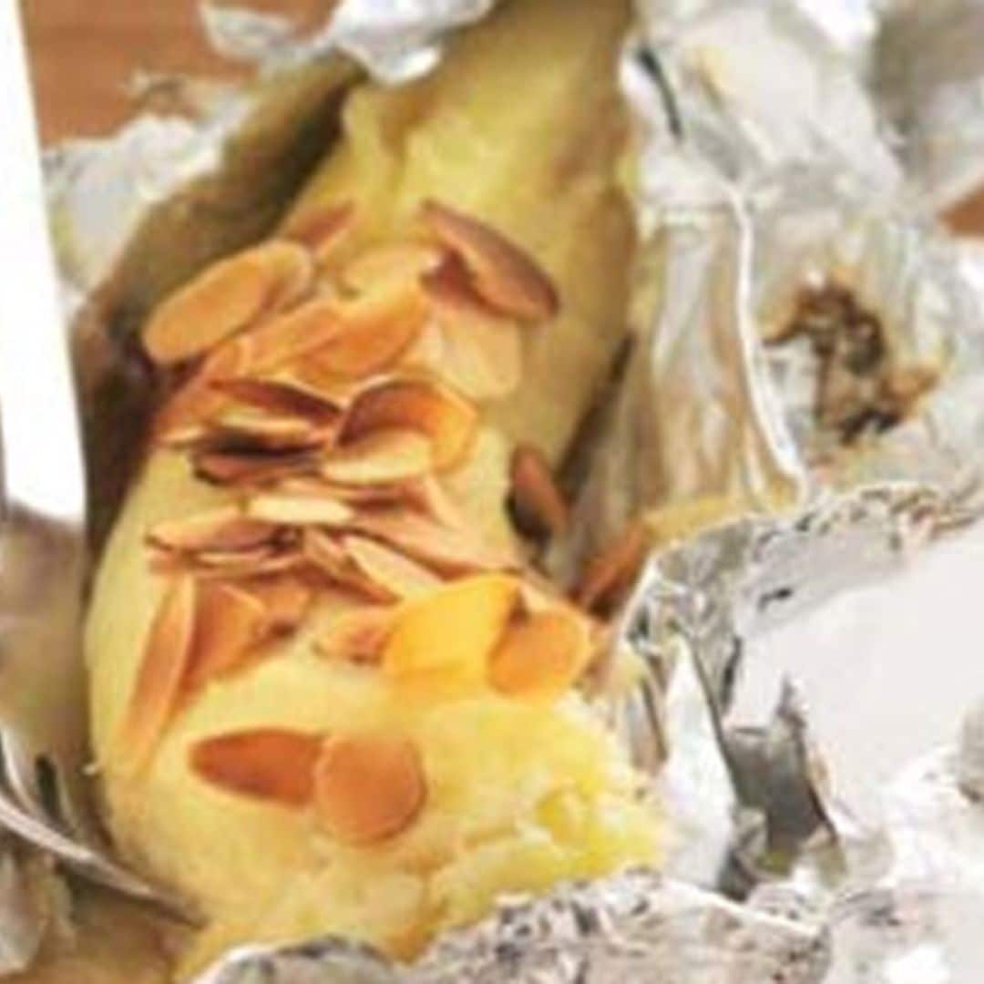 Plátano en papillote con coco y almendras