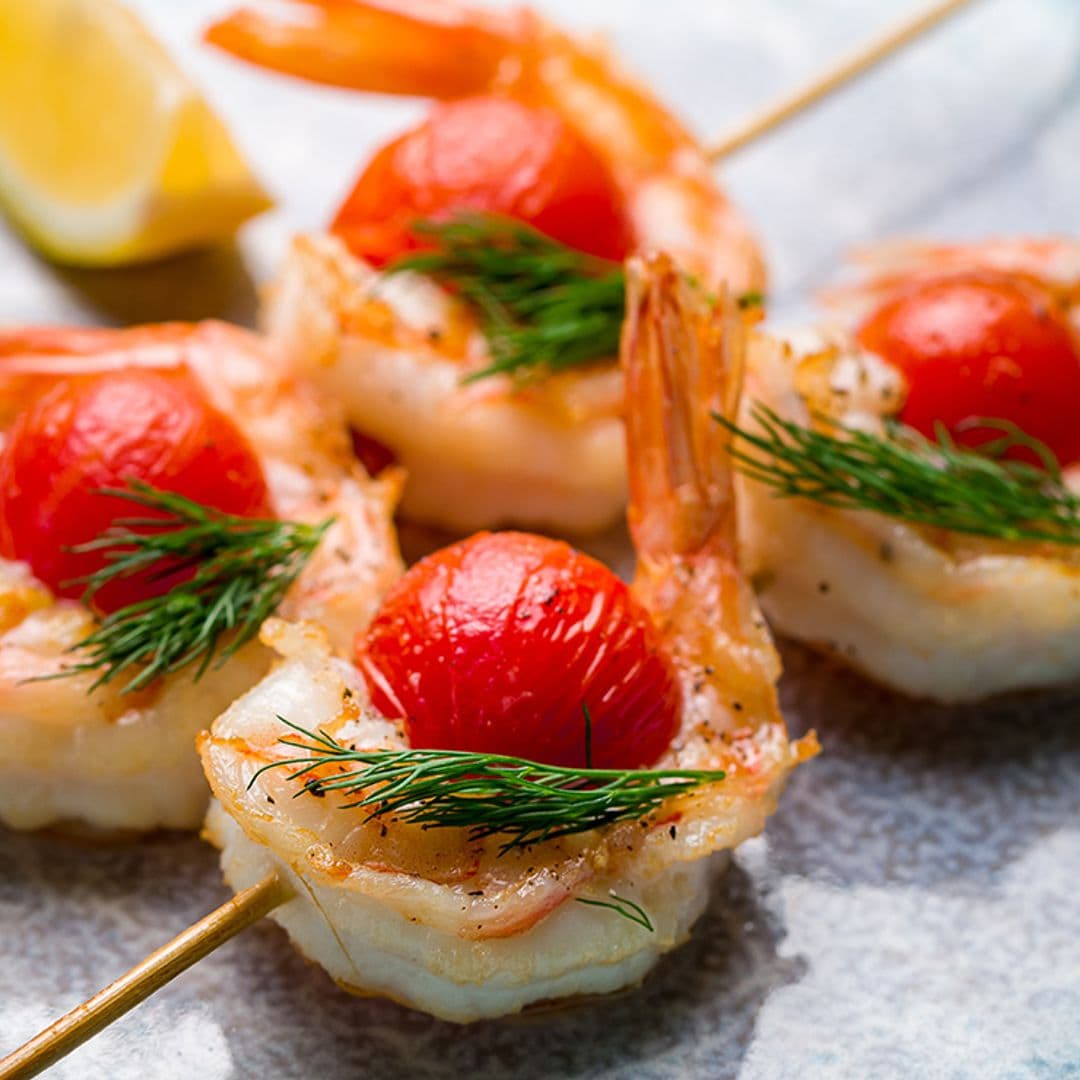 Brochetas de gambas con tomate cherry y eneldo