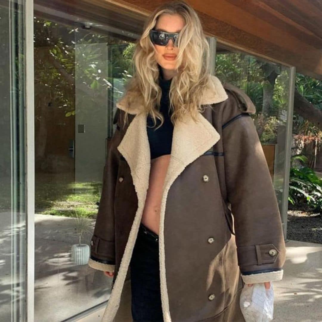 El 'doble faz' de Elsa Hosk y otros 9 abrigos que puedes comprar rebajados