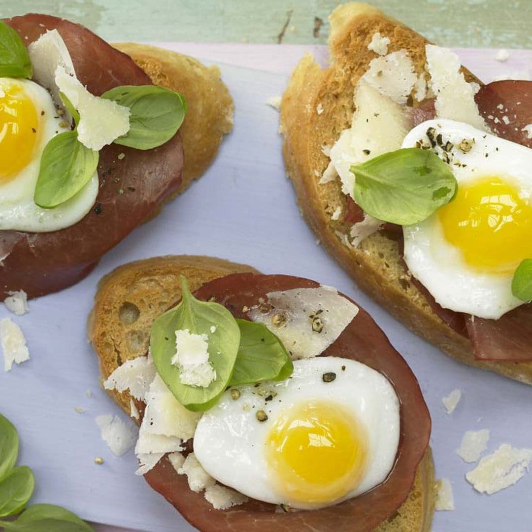 Tostas de bresaola y queso con huevo de codorniz