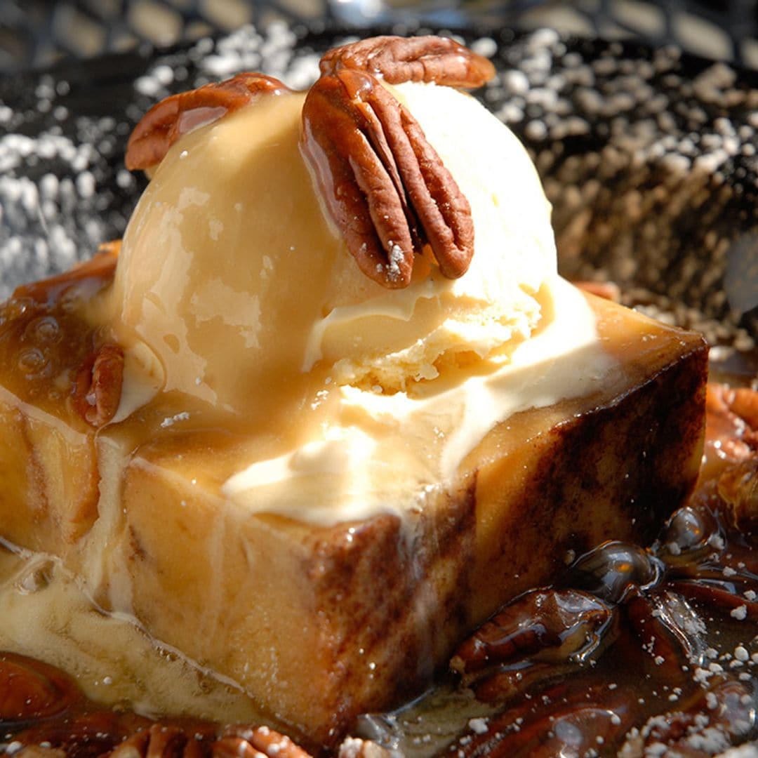 Pudin de pan con helado de vainilla y nueces pecanas