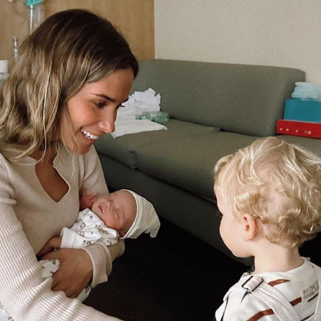 María Pombo comparte el tierno momento en el que su hijo Martín conoce a su hermanita Vega