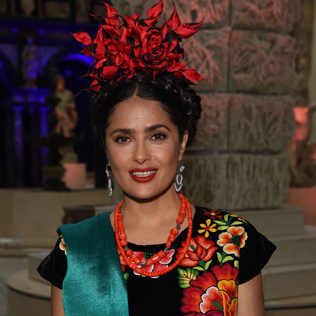 Salma Hayek rinde homenaje a Frida Kahlo, en el 117 aniversario de su nacimiento