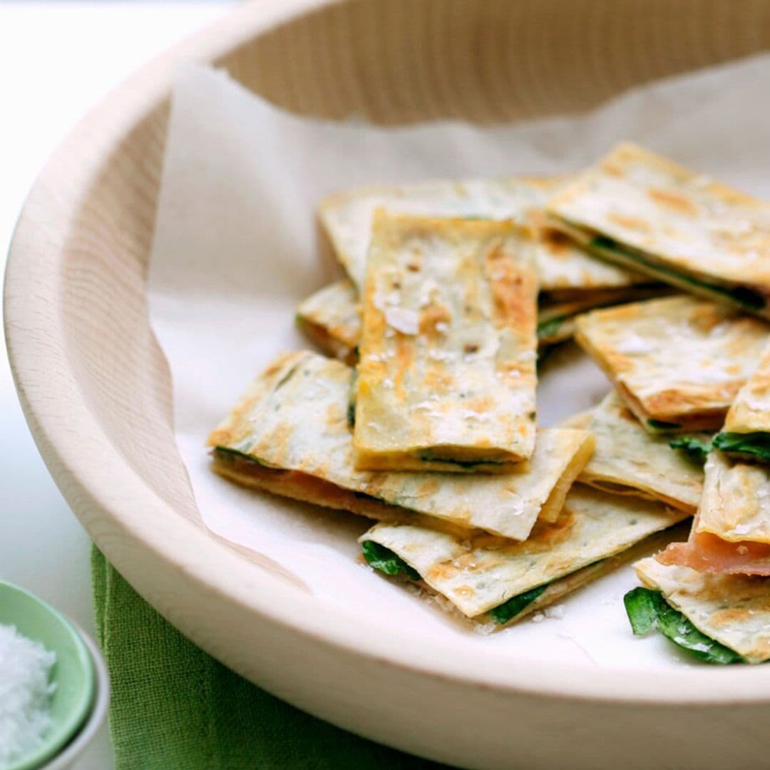 Aperitivo de piadinas rellenas de queso, jamón de Parma y espinacas