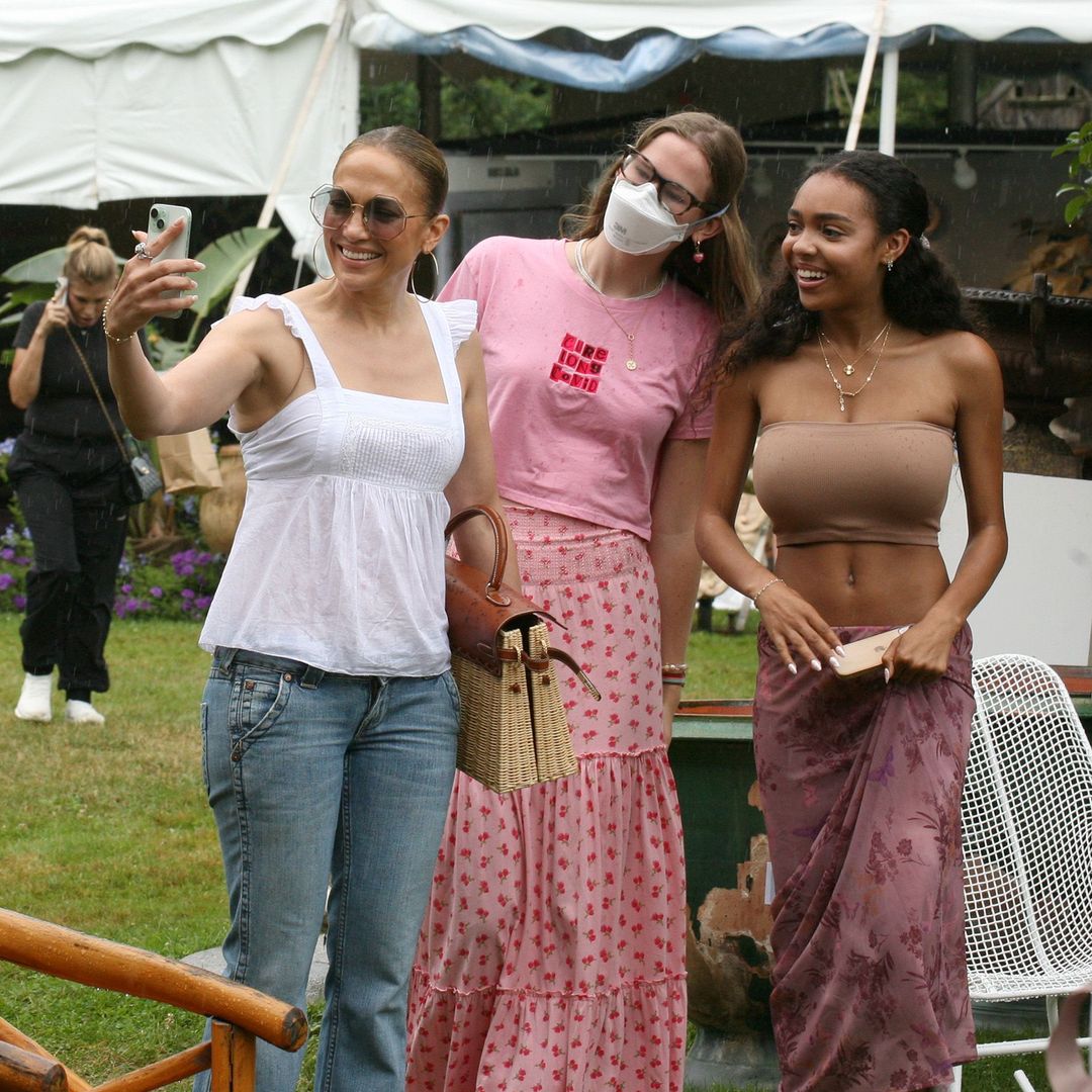 Jennifer Lopez con Violet Affleck en Los Hamptons el 13 de julio de 2024