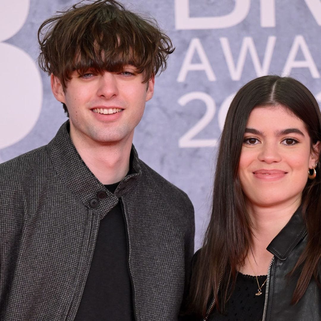 Los hijos de Liam Gallagher (Oasis) arropan al cantante en los Brit Awards ¡y Lennon es idéntico a su padre!