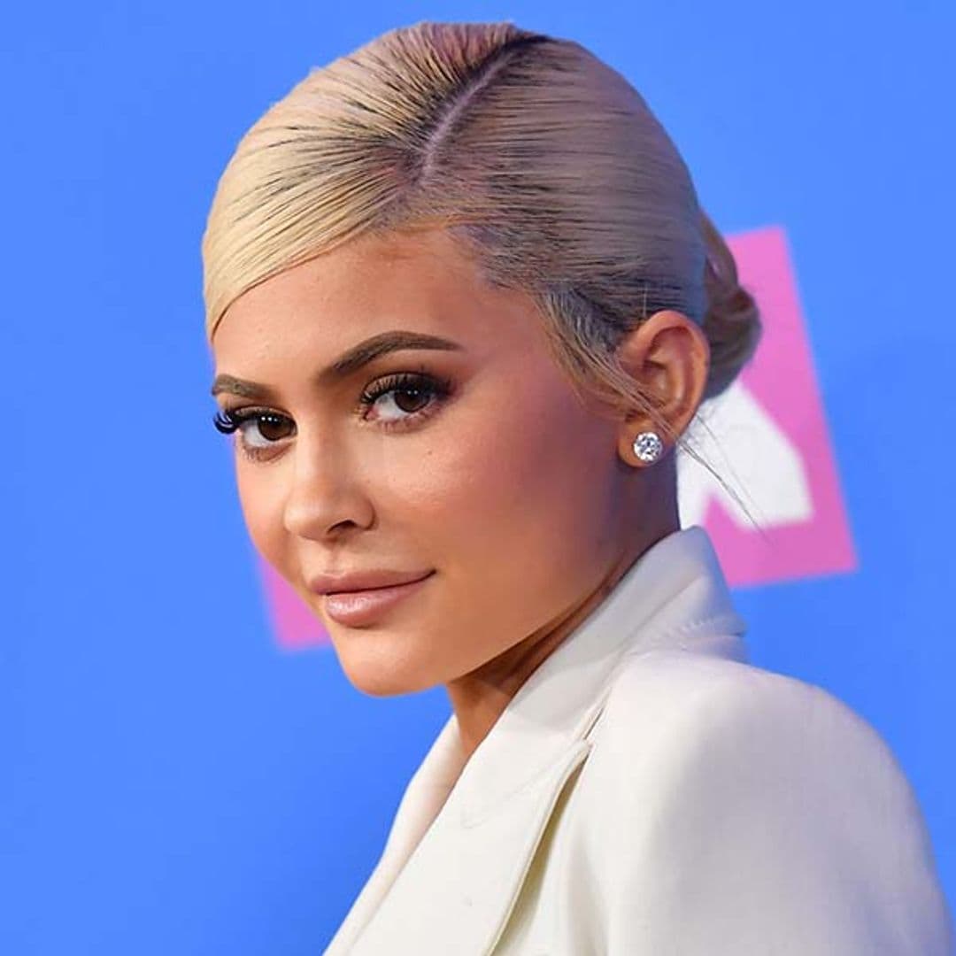 kylie jenner maquillaje ojos ahumados dia