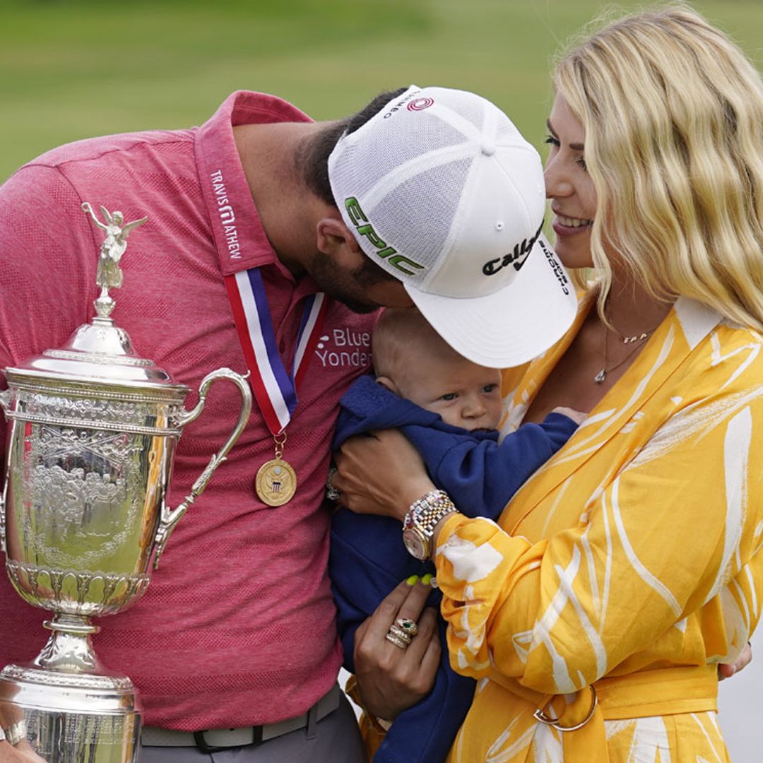 El golfista español Jon Rahm celebra con su mujer y su hijo, de casi tres meses, un triunfo histórico