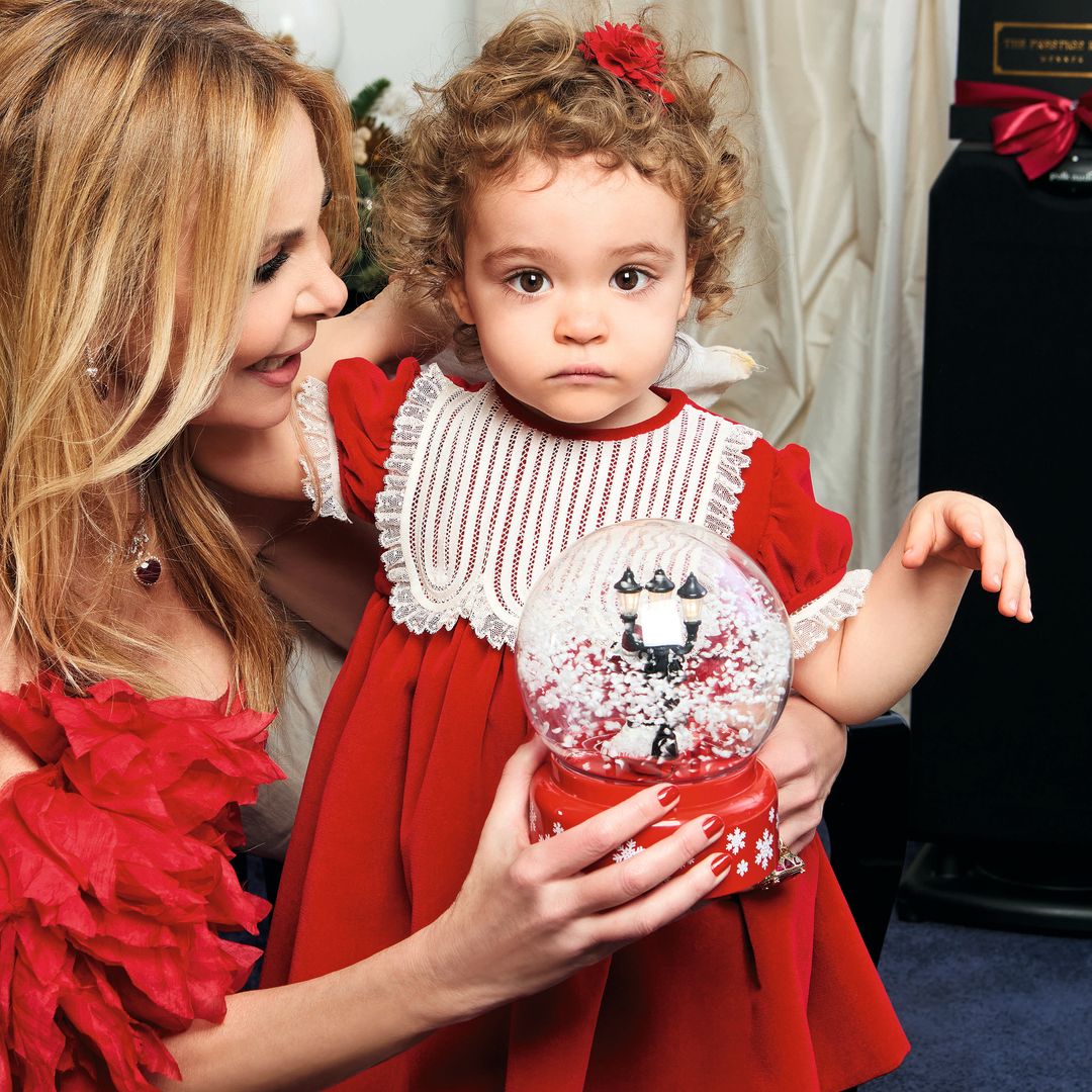 Ana Obregón con la pequeña Anita, vestidas de rojo