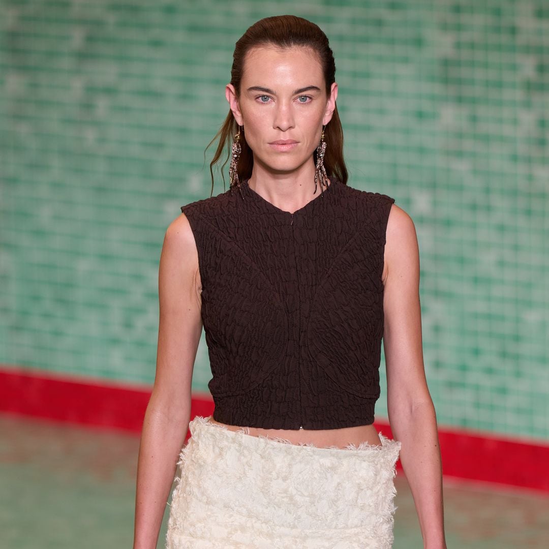 Alexa Chung sorprende sobre la pasarela de Tory Burch durante New York Fashion Week