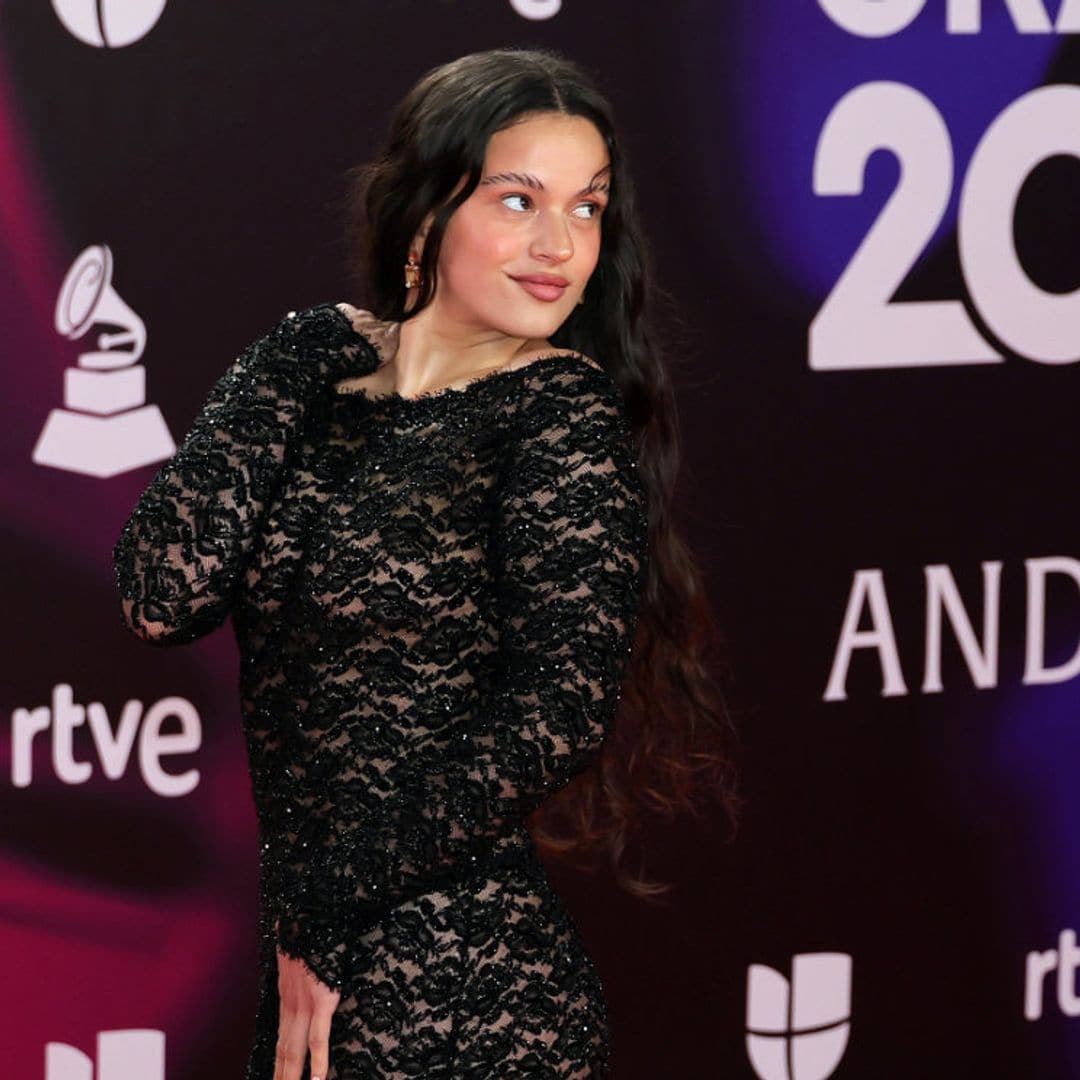 Rosalía impacta en los Grammy Latinos con un vestidazo transparente de encaje