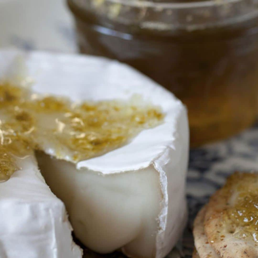 Queso 'brie' con mermelada de jalapeño