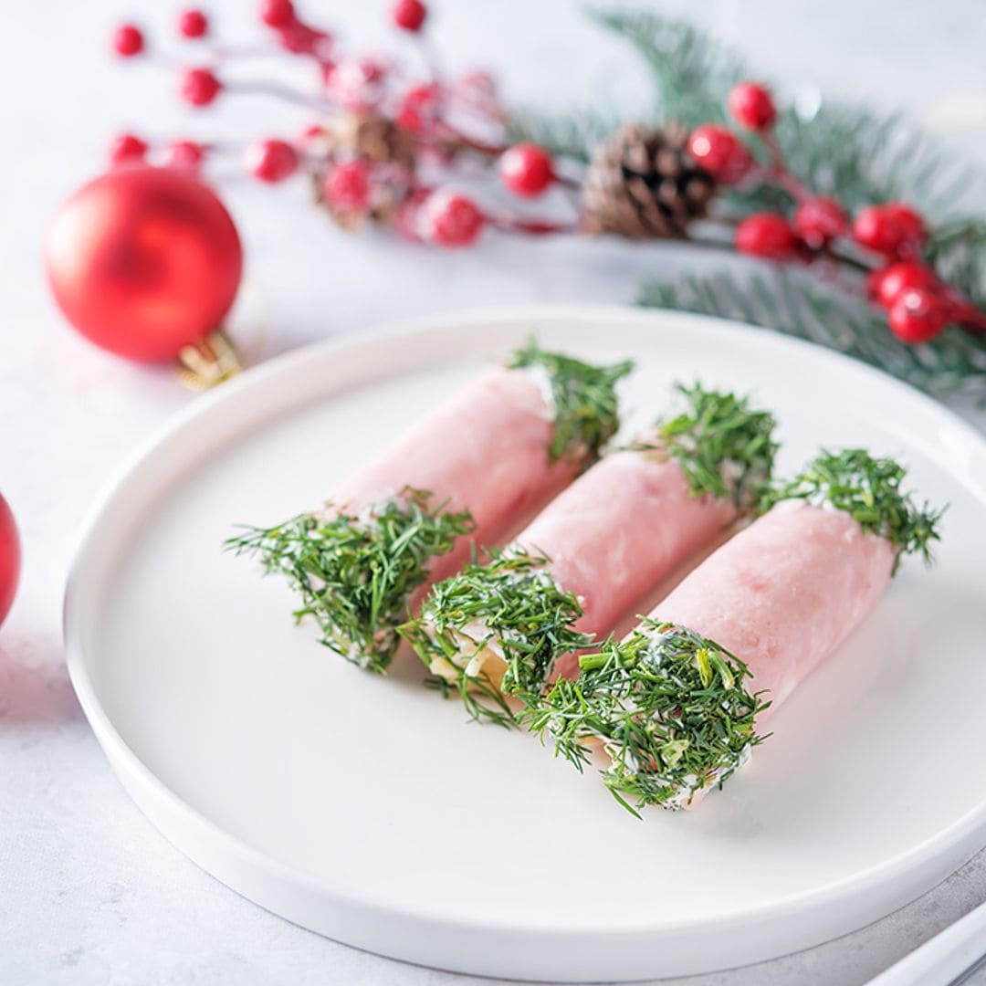 Rollitos de jamón rellenos de manzana, apio y mantequilla con hierbas