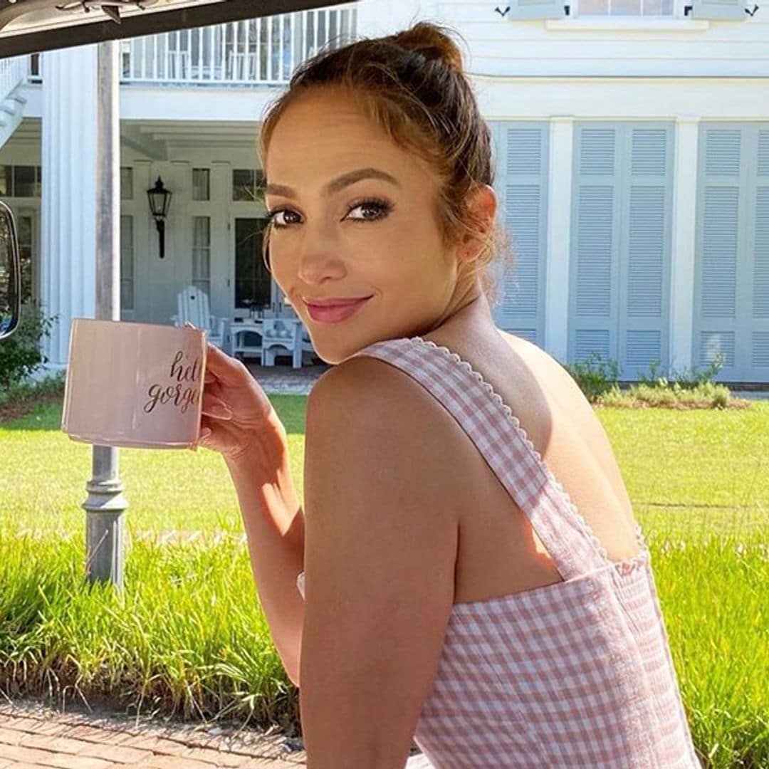 El vestido 'vichy' de Jennifer Lopez y otros diseños estampados con los que no echarás de menos el verano