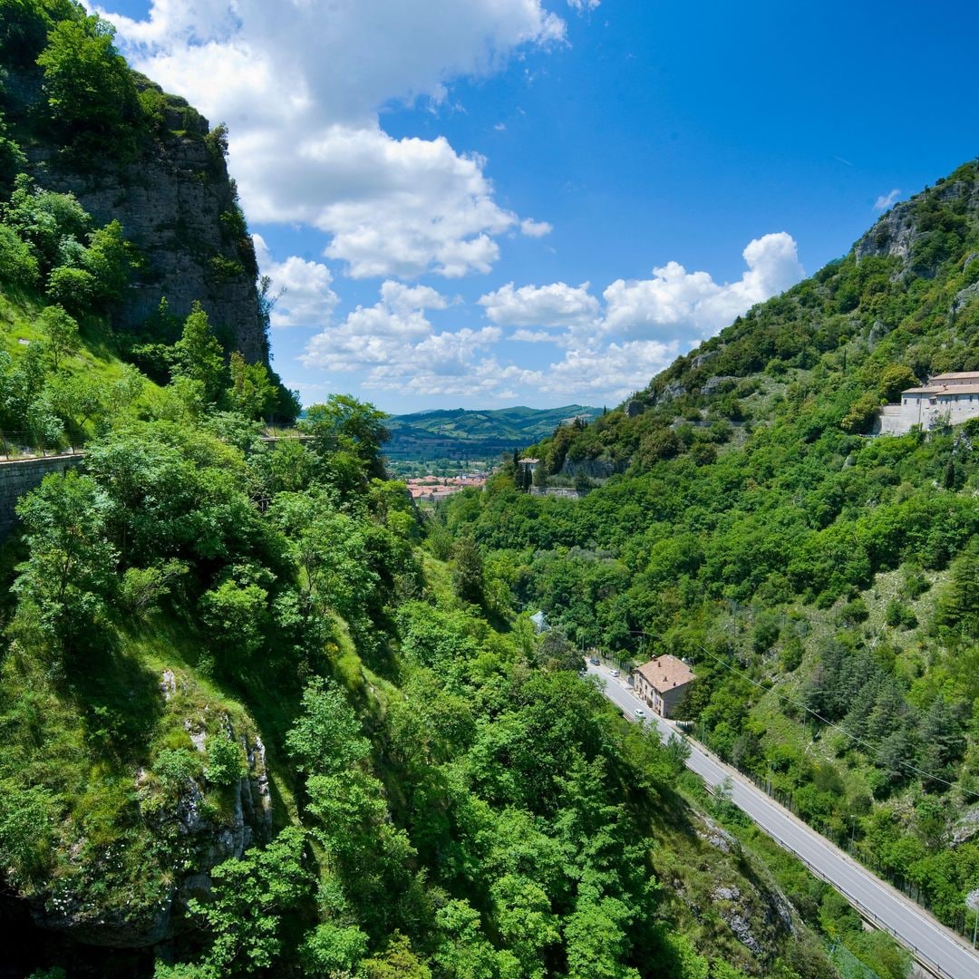 Acueducto medieval en la garganta Bottaccione, en Gubbio, en la región italiana de Umbría