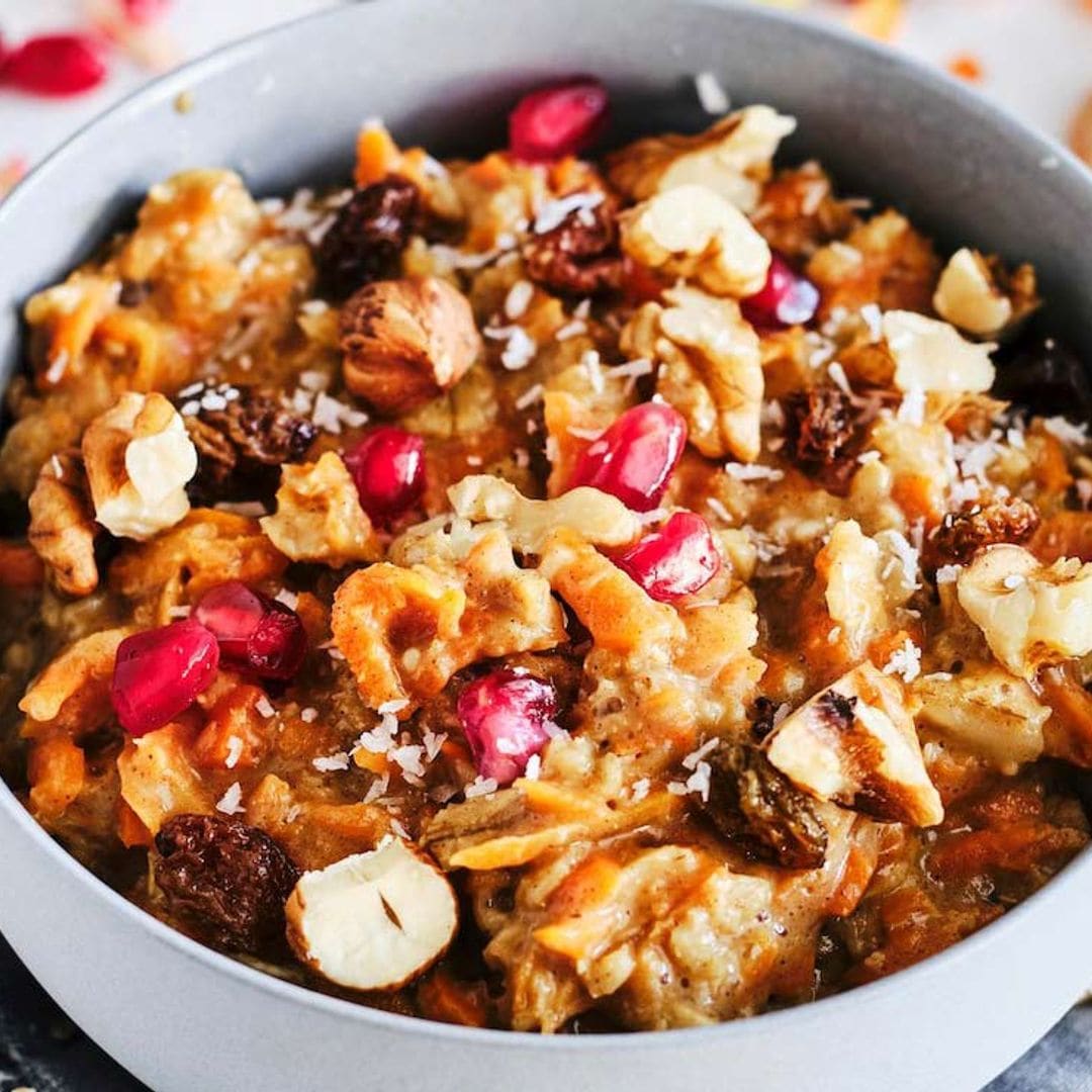 Bol de avena con zanahorias, avellanas y granada