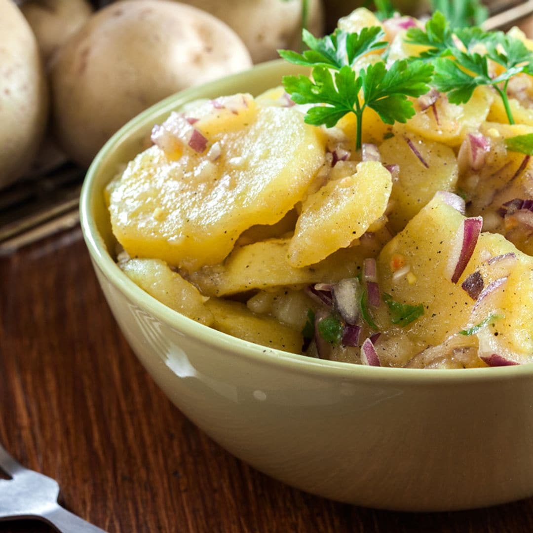 Tres ideas deliciosas para preparar una ensalada de patatas con sabor alemán