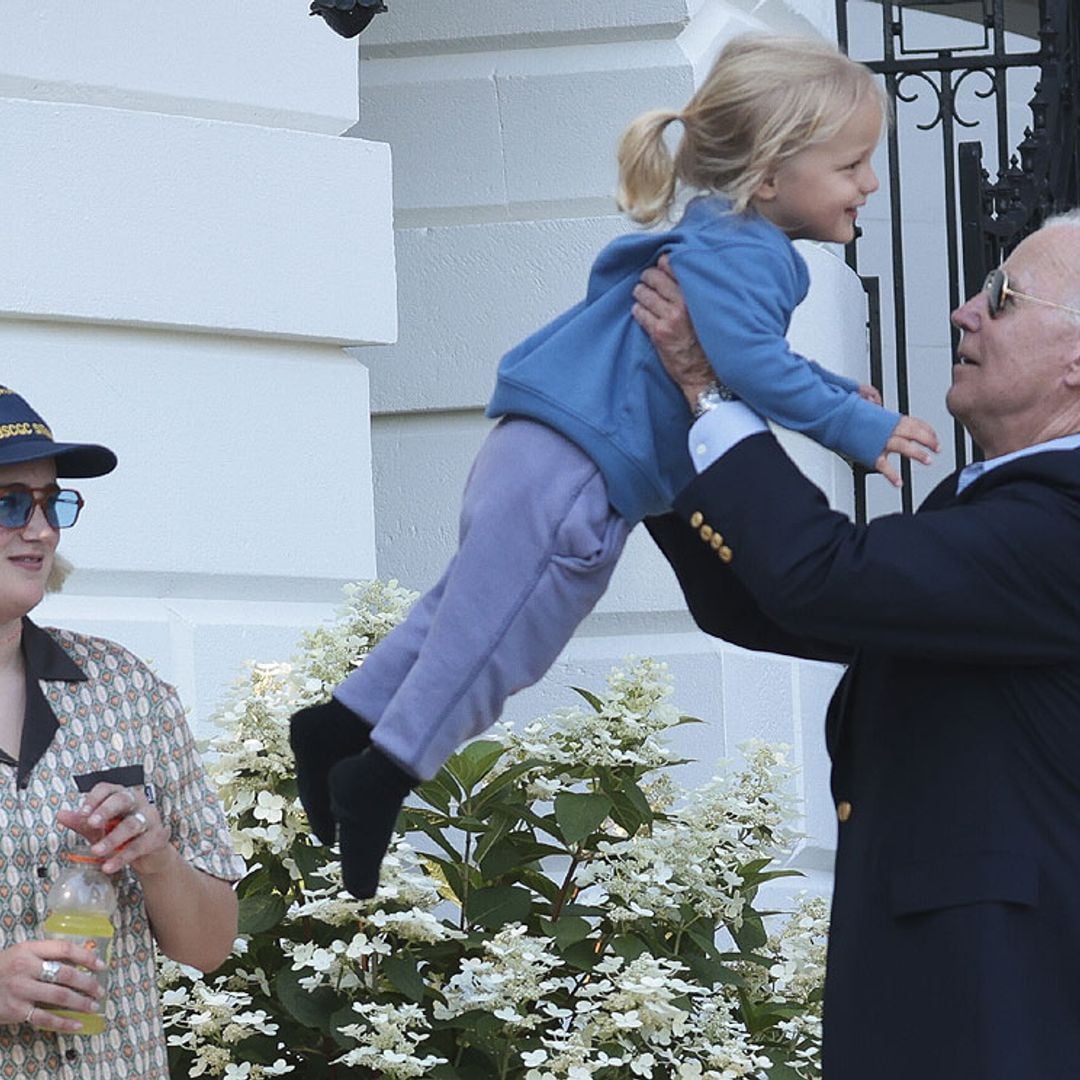 ¡La mejor de las bienvenidas! Joe Biden es recibido con un abrazo de su nieto tras su paso por España