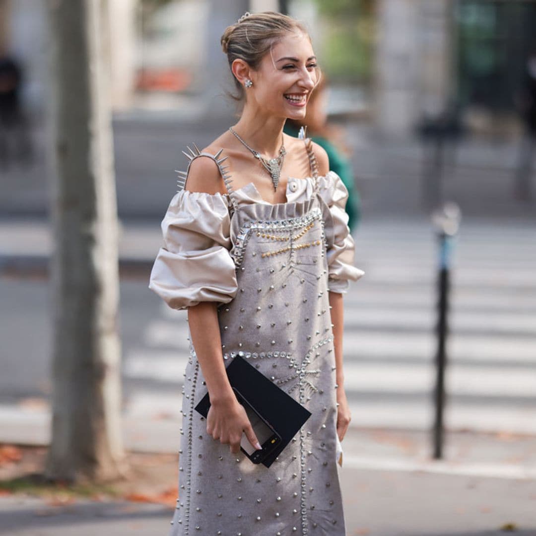 En un look de trabajo, como invitada a una boda o para salir a cenar: vuelve la camisa satinada