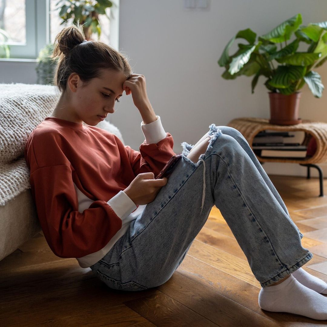 ¿Por qué las chicas adolescentes tienen el ánimo más bajo que ellos?