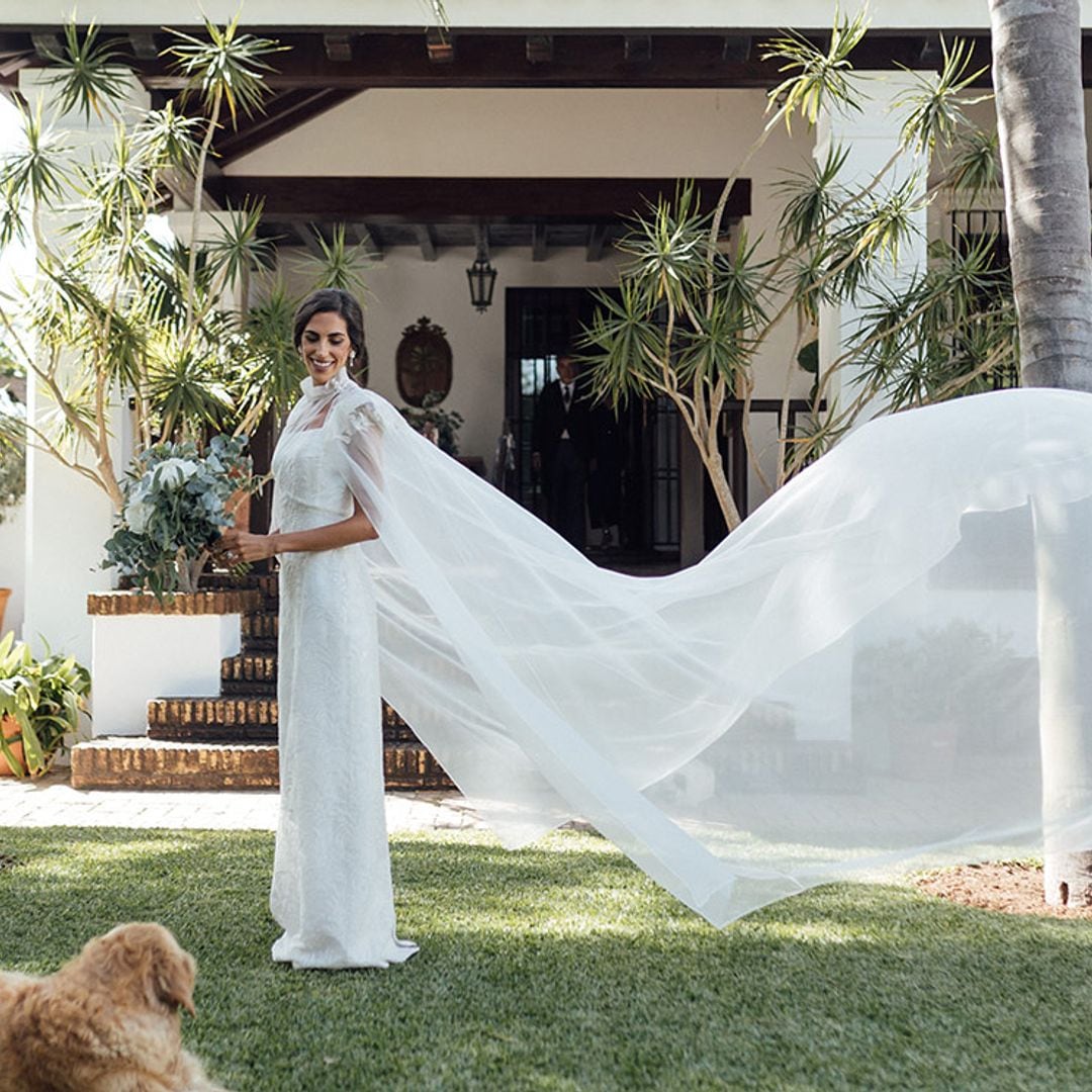 Un vestido bordado con capa para la boda de Aurora en Sanlúcar de Barrameda