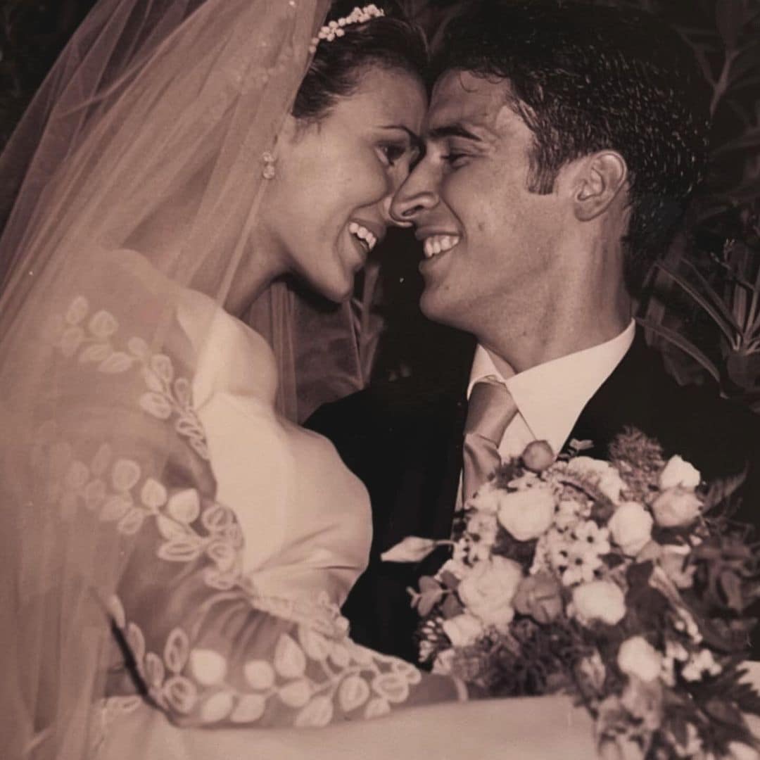 Raúl González y Mamen Sanz celebran sus bodas de plata mostrando su lado más romántico e imágenes inéditas de su enlace