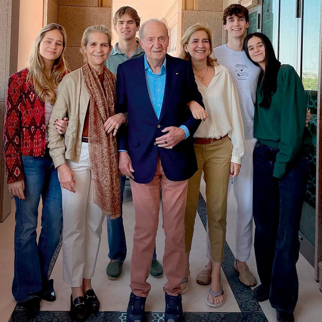 El rey Juan Carlos con las infantas y sus nietos