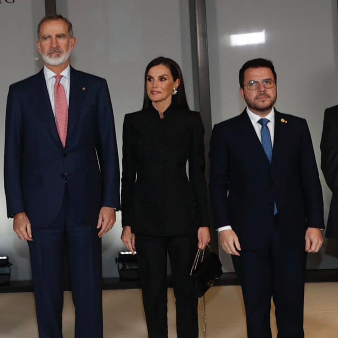 El homenaje de la reina Letizia en Barcelona con un traje brocado y espectaculares pendientes de jazmín