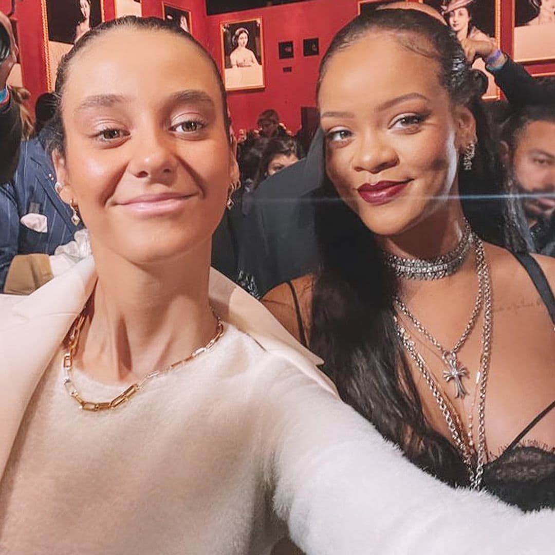 Victoria de Marichalar, como una auténtica estrella junto a Rihanna en la semana de la moda de París