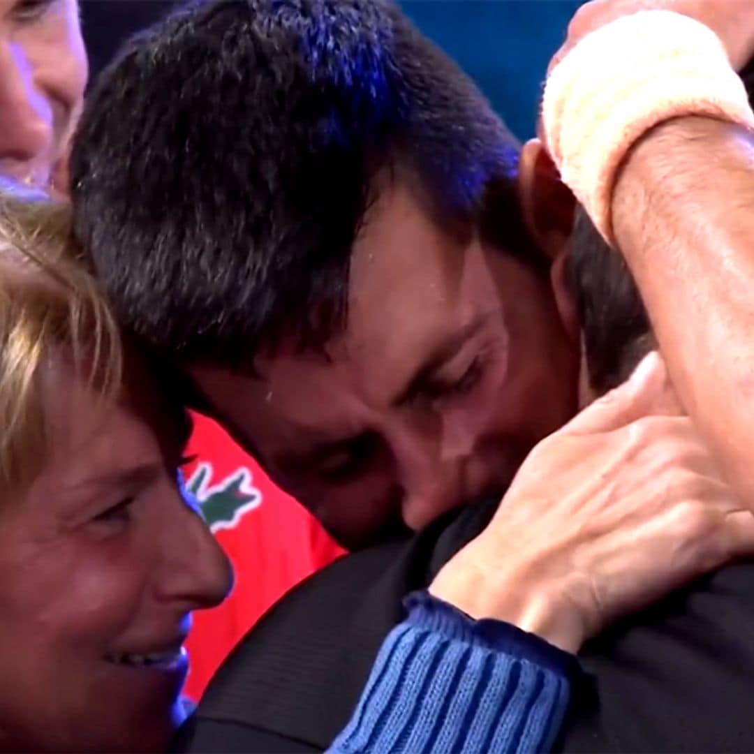 Las lágrimas desconsoladas de Djokovic abrazando a su madre que dan la vuelta al mundo tras ganar en Australia