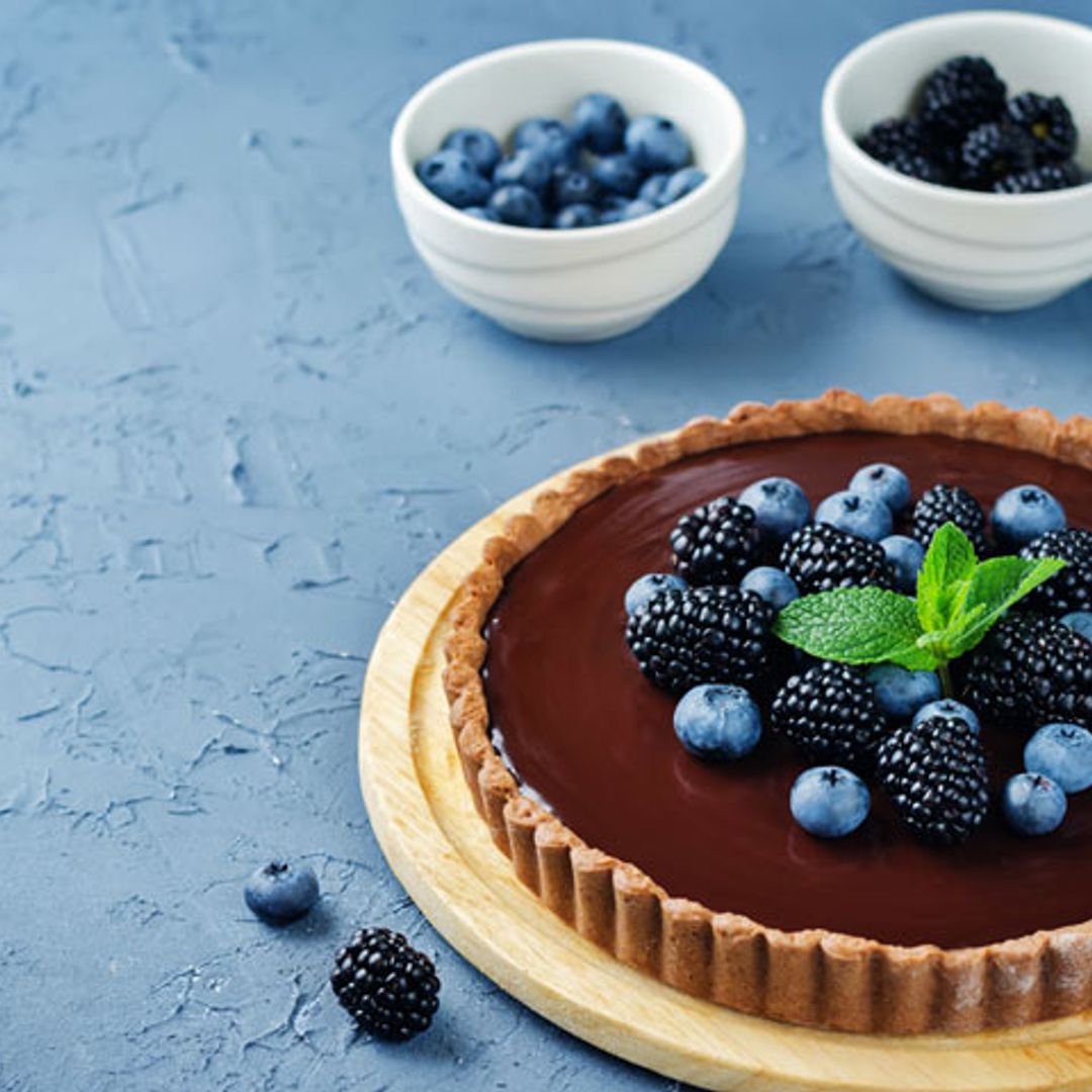 Tarta de chocolate con moras y arándanos