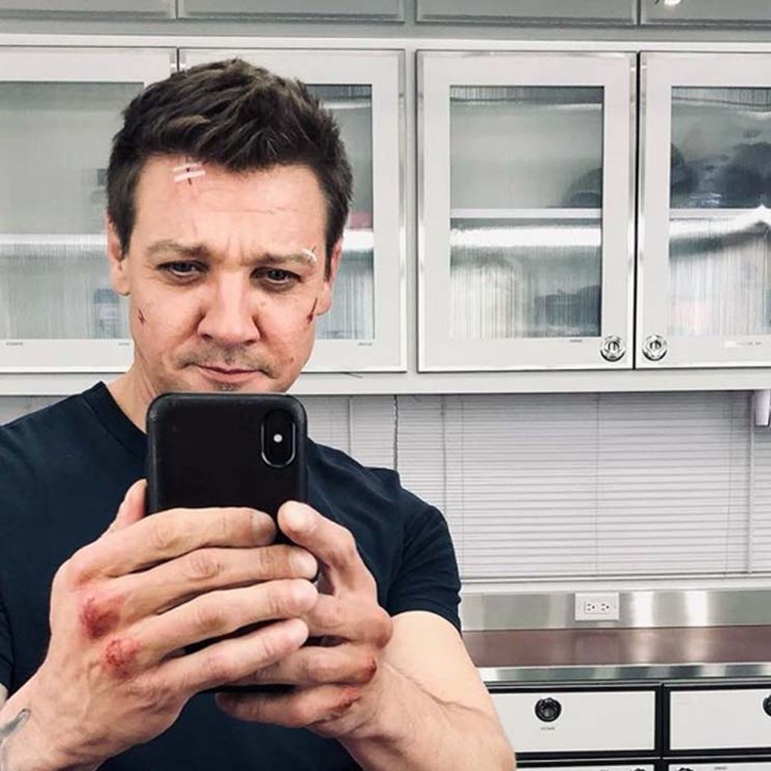 Jeremy Renner consigue caminar tras su terrible accidente que le dejó en silla de ruedas