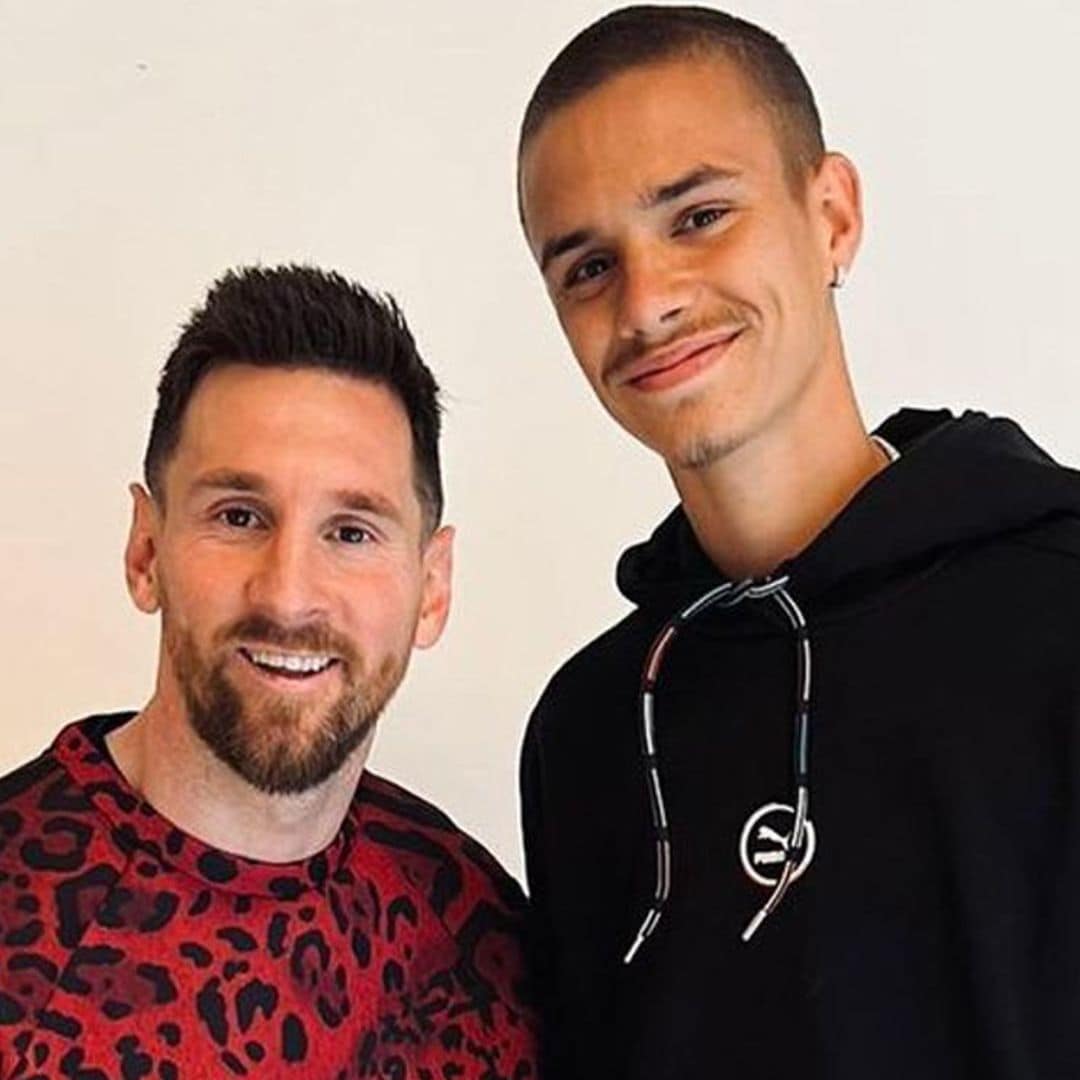 El curioso 'look' de Leo Messi en su posado con Romeo Beckham que se ha hecho viral