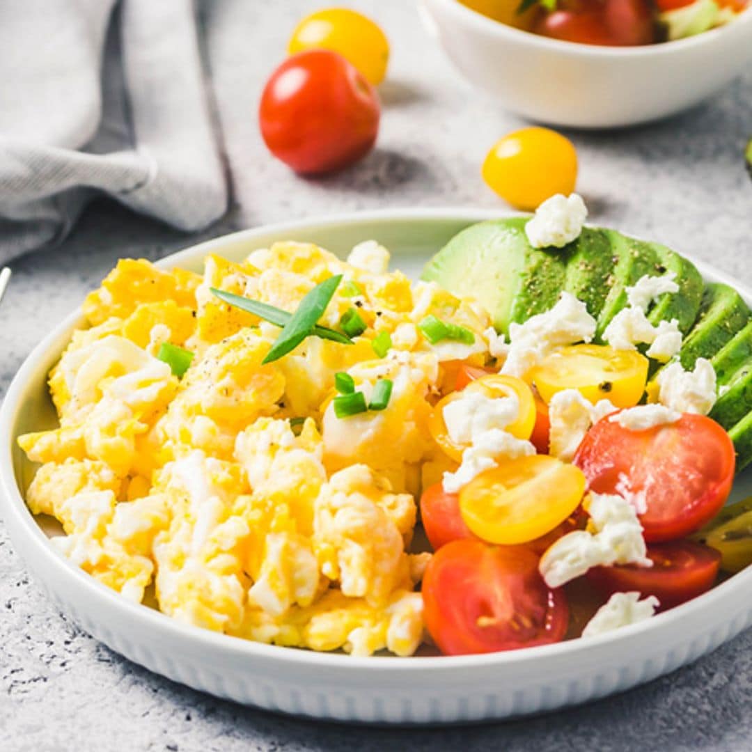 Huevos revueltos con aguacate, tomatitos y queso feta