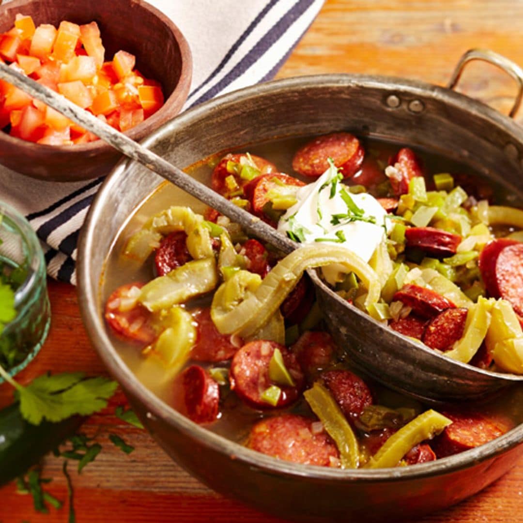 Sopa de chorizo con nopales