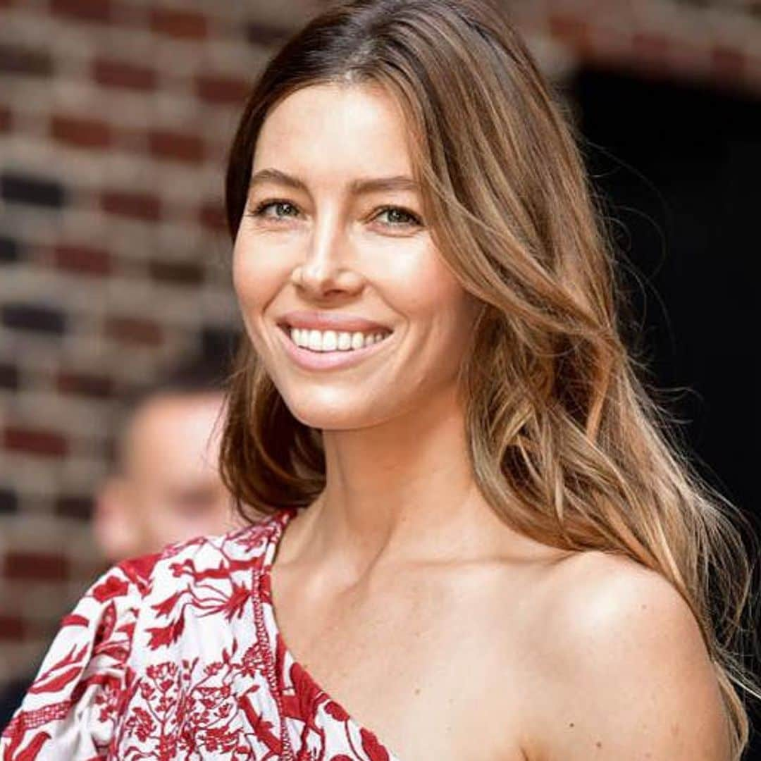 Descubre cuáles son las poses de yoga favoritas de Jessica Biel