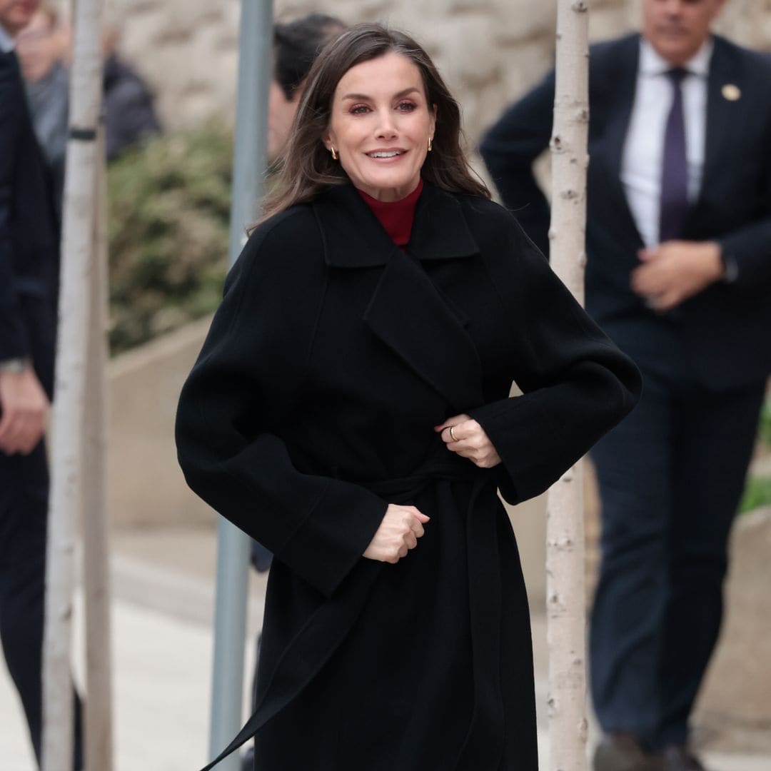 La reina Letizia recicla en Tudela el vestido español de punto rojo que también conquistó a Máxima