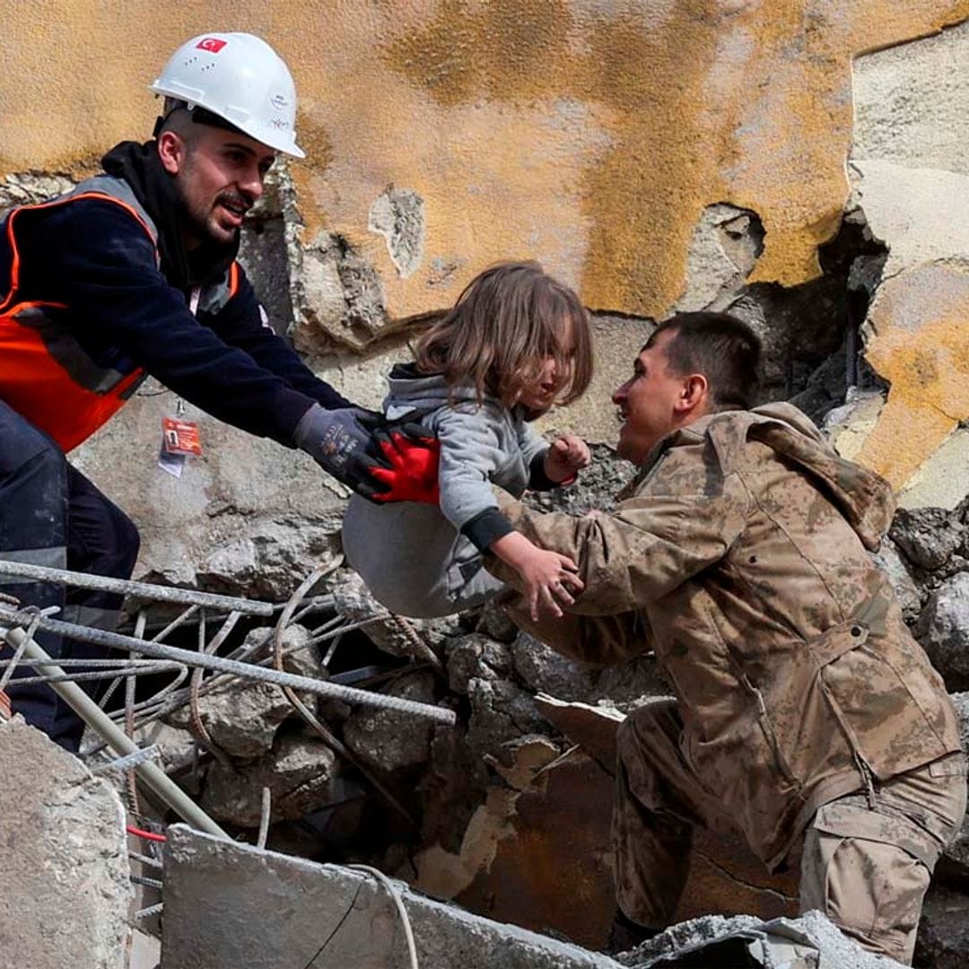 La esperanza en medio de la tragedia: un bebé de 20 días y una familia entera rescatados de los escombros