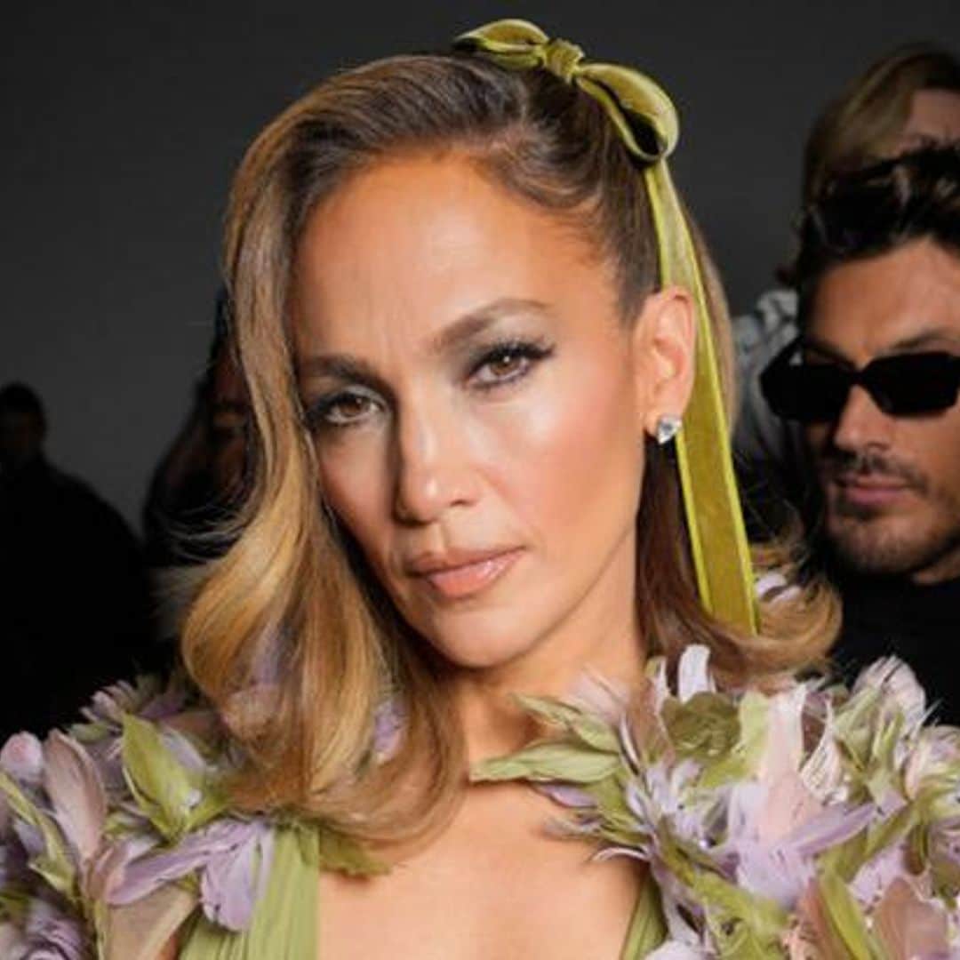 Jennifer Lopez en un espectacular vestido floral para el ‘front row’ de Elie Saab
