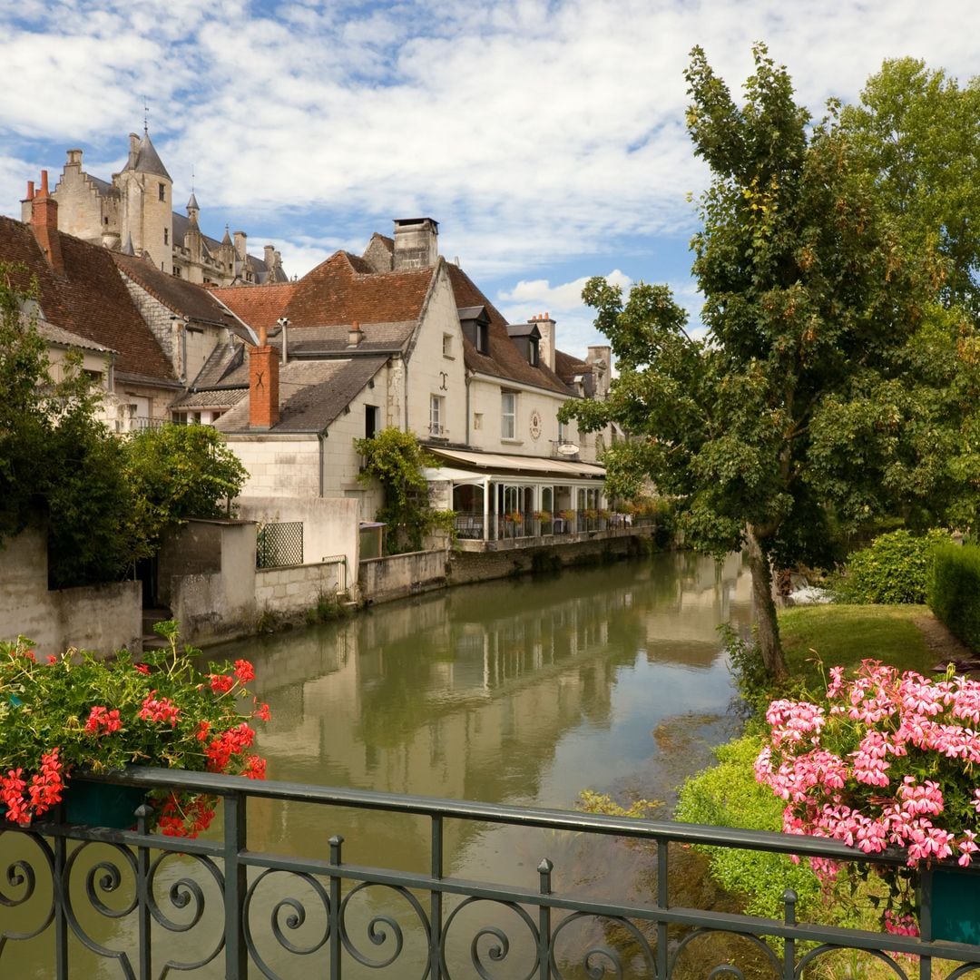 Terraza del restaurante del hotel Le George a orillas del río Indre, Loches, Francia