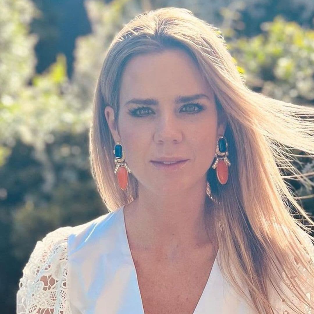 Amelia Bono estrena en Marbella el minivestido con truco que llevarás día y noche con 'mules'