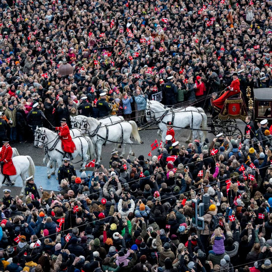 El multitudinario primer viaje en carruaje de Federico y Mary de Dinamarca como nuevos Reyes