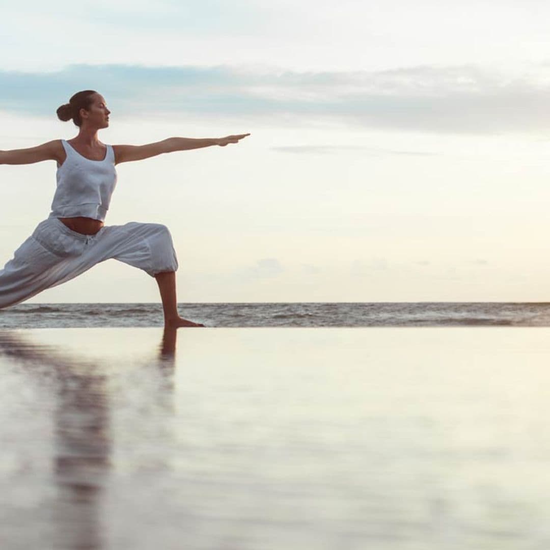 Toma nota de las mejores posturas de yoga para los huesos