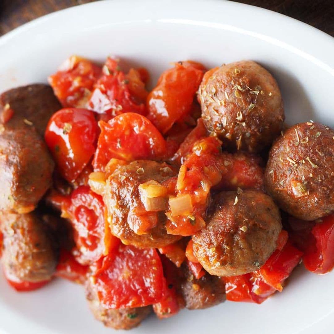 Albóndigas de pez espada con tomates cherry