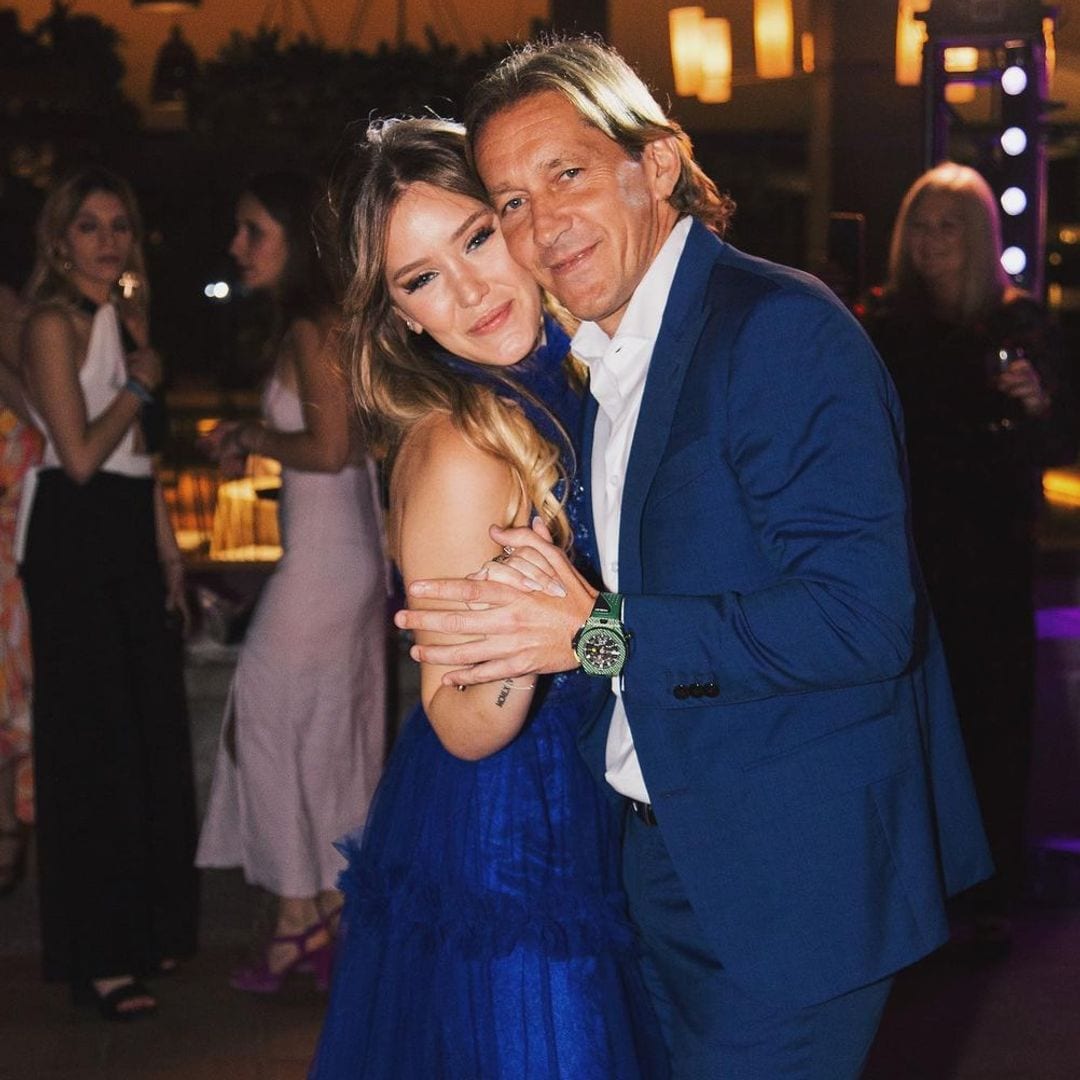 Plano medio de Michel Salgado con su hija Malu en un evento vestidos de fiesta