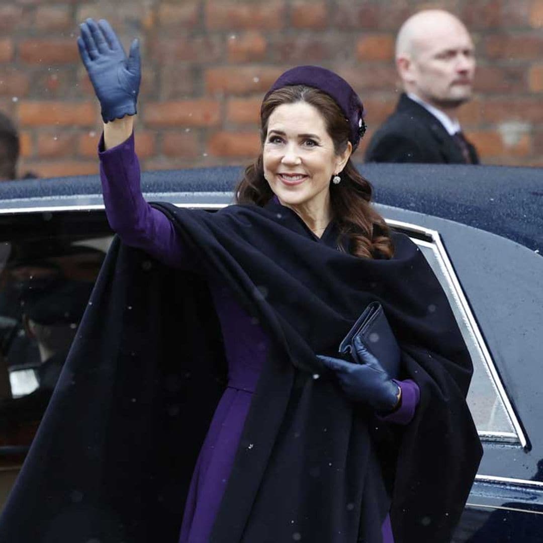 Mary de Dinamarca deslumbra desafiando a la nieve con el mismo vestido púrpura que llevó en la coronación de Carlos III